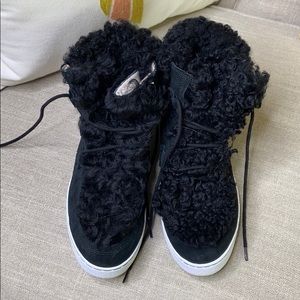 Vionic black fluffy shoe